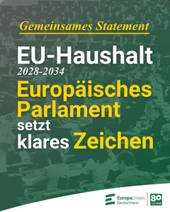 Grafik mit grünem Hintergrund und einem Foto des Plenarsaals des Europäischen Parlaments. Große Überschrift: „Gemeinsames Statement“. Darunter in weiß: „EU-Haushalt 2028–2034“. In gelb hervorgehoben: „Europäisches Parlament setzt klares Zeichen“. Unten rechts das Logo der Europa-Union Deutschland sowie ein Jubiläumslogo „80 Jahre (1946–2026)"